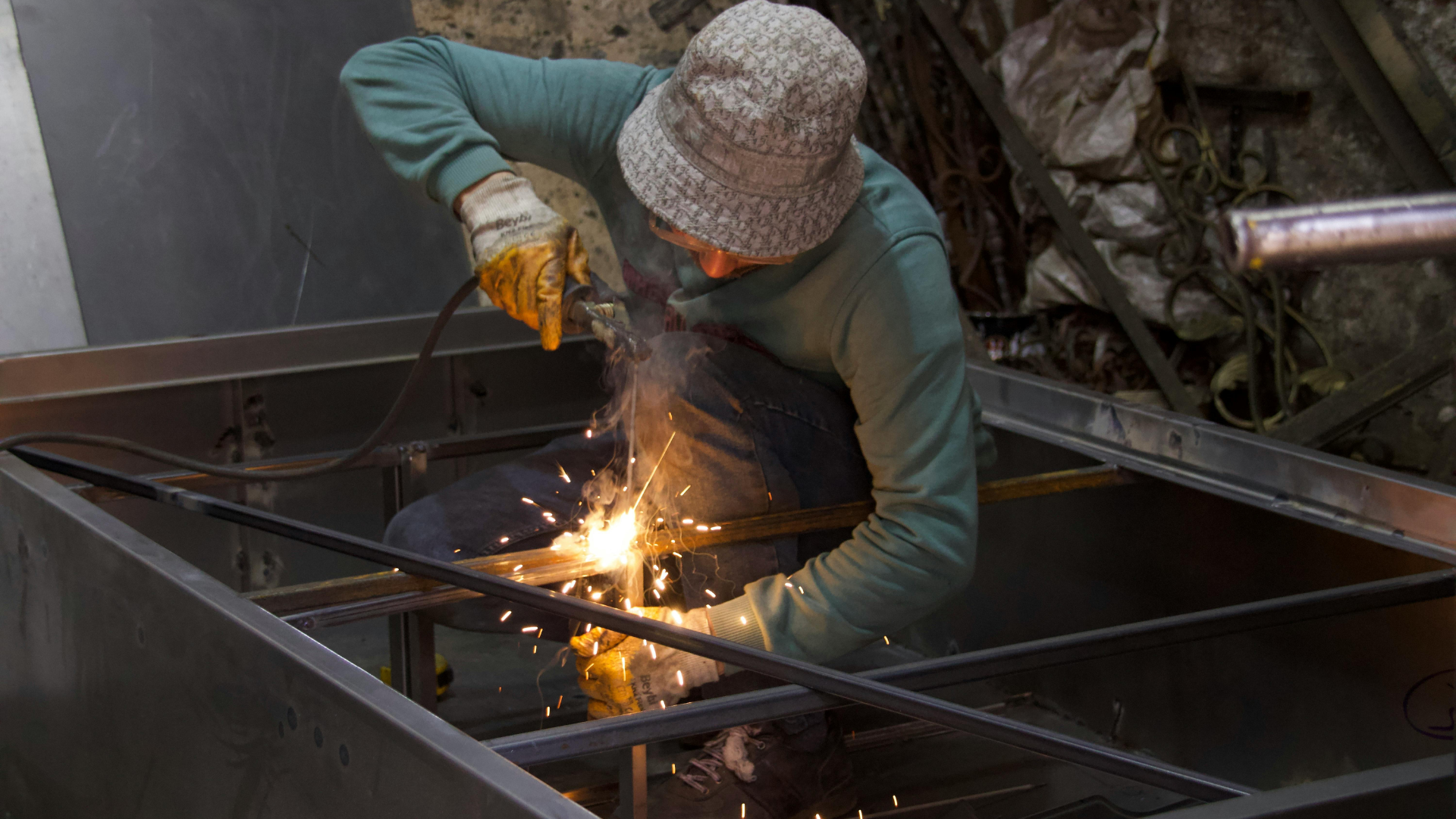 工房の風景と職人の手